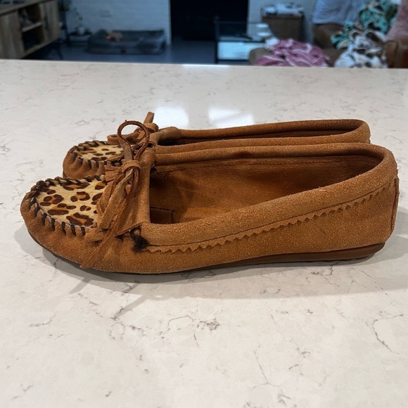 Minnetonka Women's Leather Leopard Calf Hair Kilty Moccasin Driving Loafer 7 - Picture 3 of 12